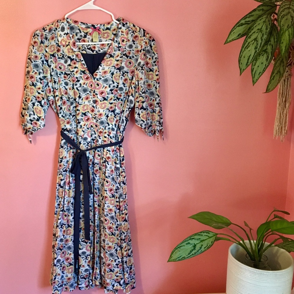 NWWOT Floral  dress, lined, tie belt, darts